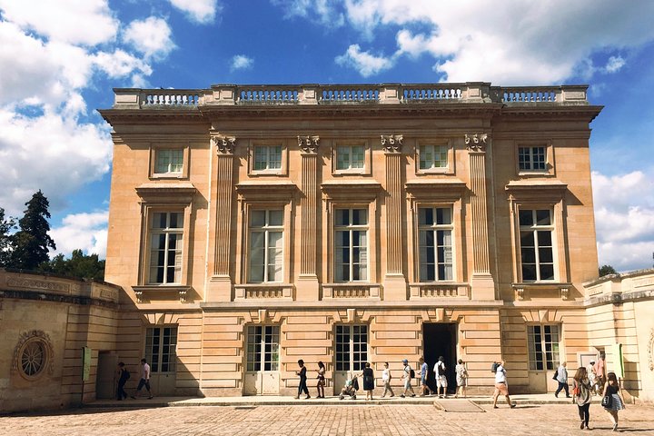 Versailles Palace & Marie-Antoinette's Estate Private Guided Tour with Lunch 5
